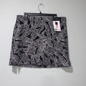Womens black and white printed skort